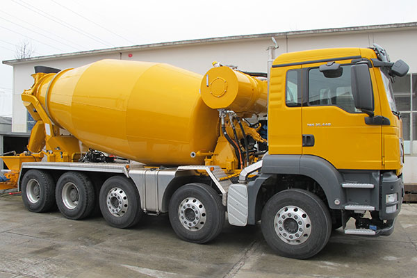 Lkw mit Behälter für Ladung